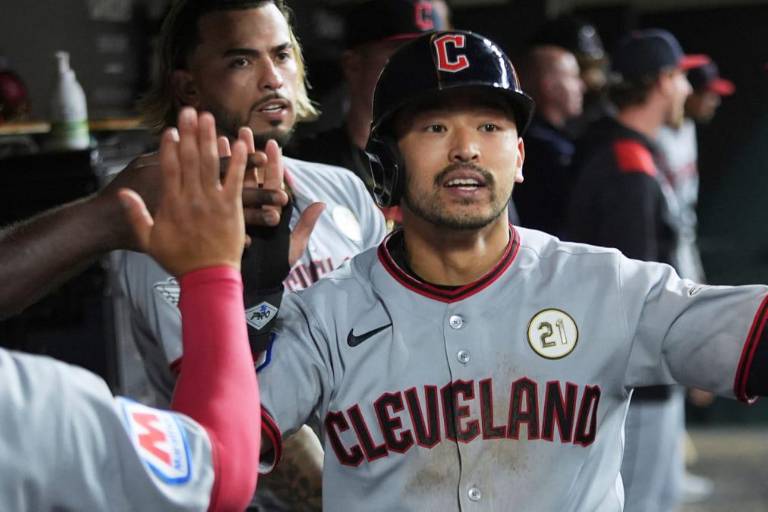 Guardianes estallan en extras contra Tigres para mantener vivas sus esperanzas de playoffs