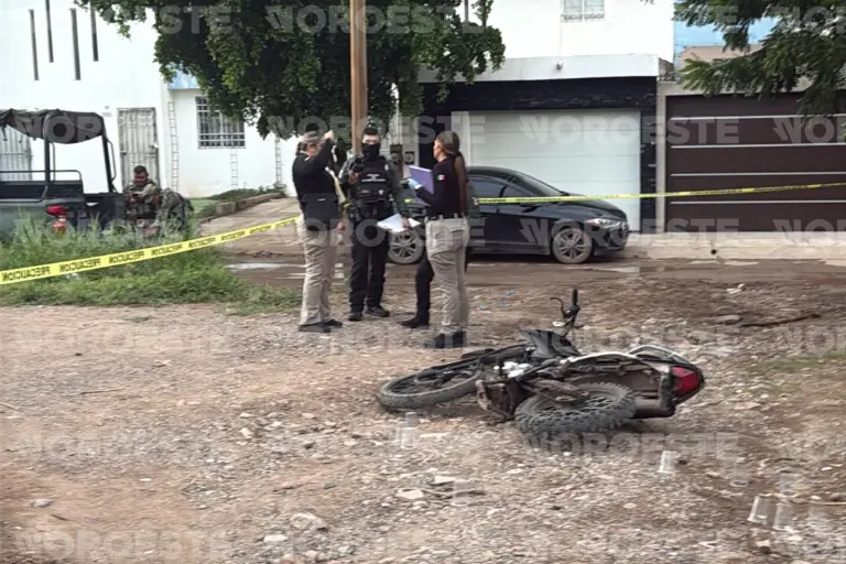 La vivienda presentó múltiples impactos de bala en la fachada tras el ataque registrado este sábado en Rincón del Parque, donde una motocicleta quedó abandonada.