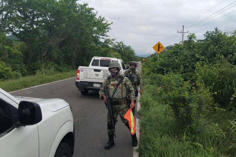 Bloqueo y vehículos incendiados generan tensión en Angostura