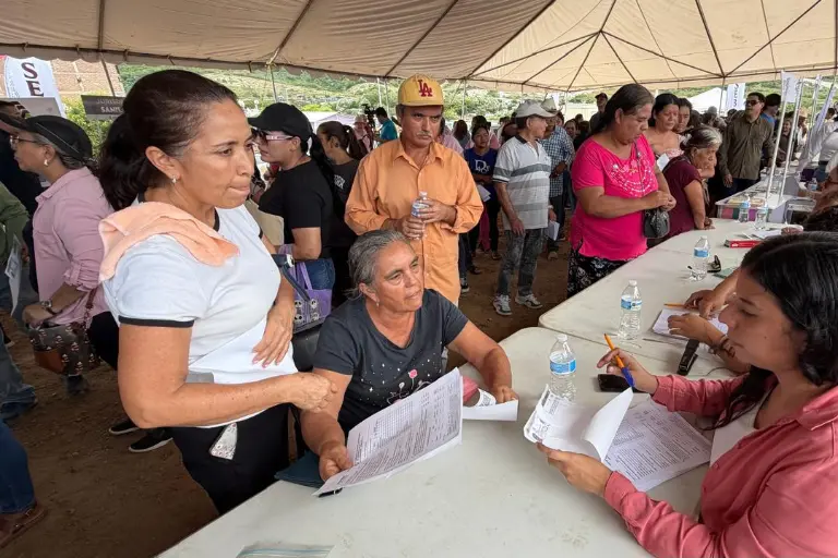 Entregan terrenos con servicios a familias desplazadas en Mazatlán.