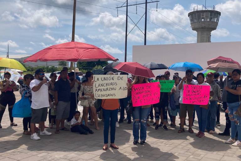 Realizan frente a Sede de Justicia manifestación en apoyo a vecina de la Isla de la Piedra acusada de despojo