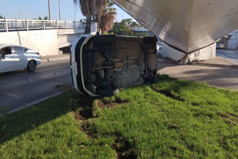 Conductor termina con su auto volcado bajo un puente en Tres Ríos, Culiacán