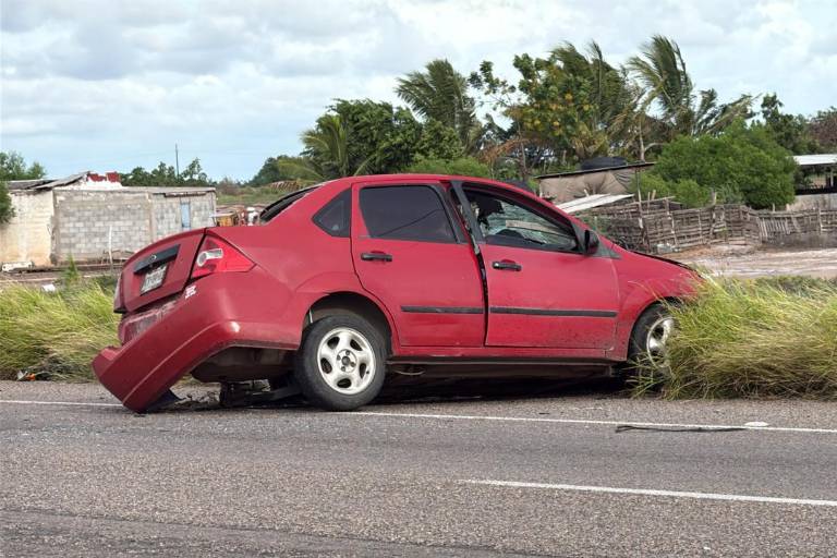Muere mujer luego de chocar contra un camión de pasajeros en la carretera Navolato-Altata