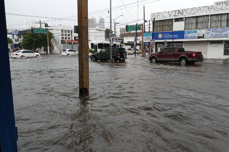 Queda bajo el agua el crucero de Juan Carrasco y Gutiérrez Nájera, en Mazatlán