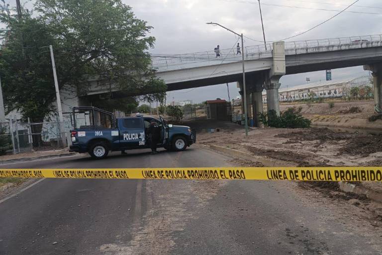 Hallan cuerpo con mensaje clavado en la espalda bajo el puente Rolando Arjona