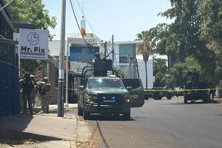 Militares y personal de la Fiscalía General del Estado acordonaron el área tras el homicidio registrado la mañana de este domingo en Culiacán.