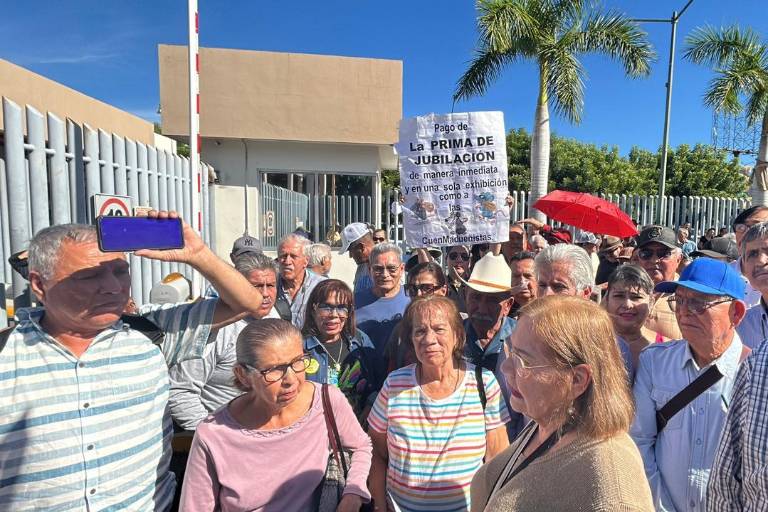 Jubilados de la UAS se manifiestan en el Congreso de Sinaloa