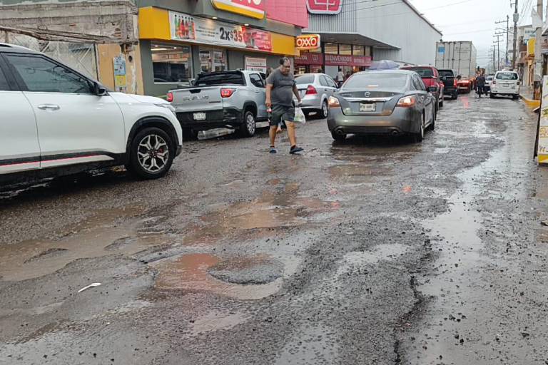 Lluvias dañan reencarpetado de avenida en Escuinapa