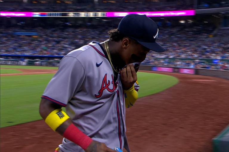 Acuña Jr. sufre una distensión en la pantorrilla; se perdería 2-3 semanas