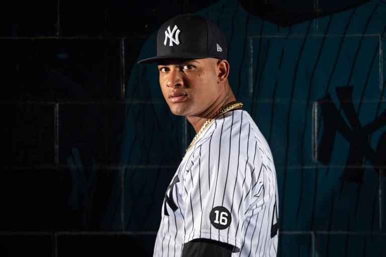 Luis Gil enfrenta bateadores por primera vez desde su lesión