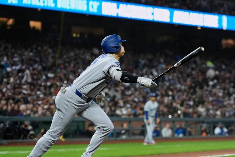 Shohei Ohtani hila 53 juegos embasándose y empata el récord de los Dodgers