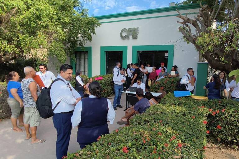 En Rosario se mantiene la toma de las oficinas de la CFE en reclamo por los cobros excesivos en el consumo de electricidad.