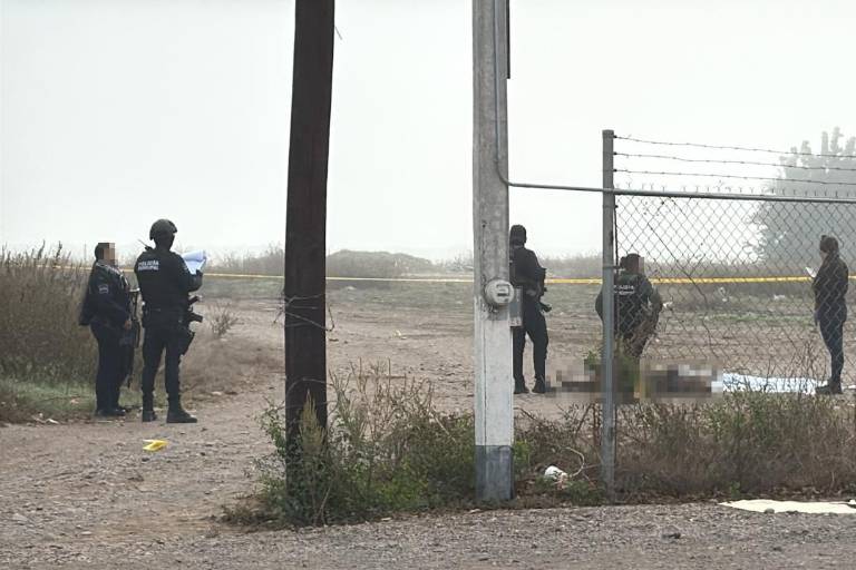 Elementos de seguridad acordonaron la zona donde fue localizado el cuerpo de un hombre este domingo en Navolato.