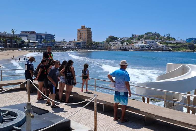 Carpa Olivera permanece cerrada por fuerte oleaje y riesgo de accidente, advierte Escuadrón Acuático