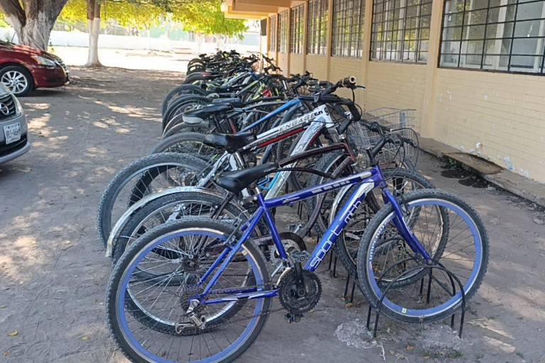 Estudiantes de secundaria en Escuinapa cumplen y retoman bicicletas para traslados