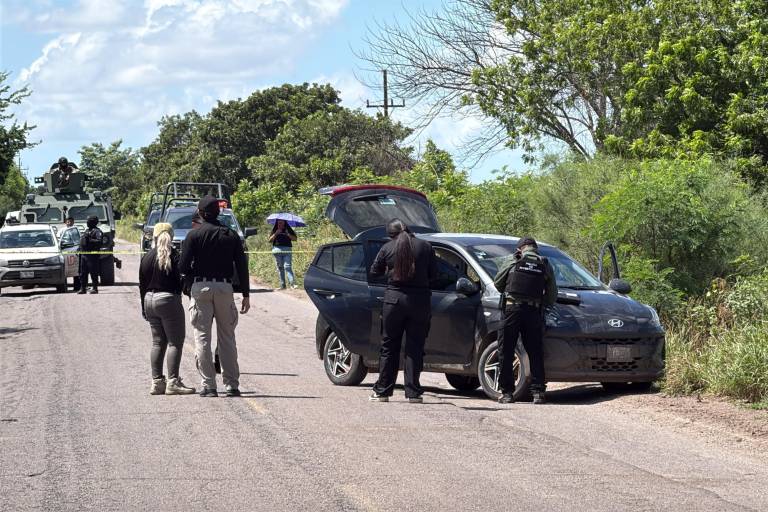 Hallan dos brazos esposados en un auto abandonado en Villa Juárez, Navolato