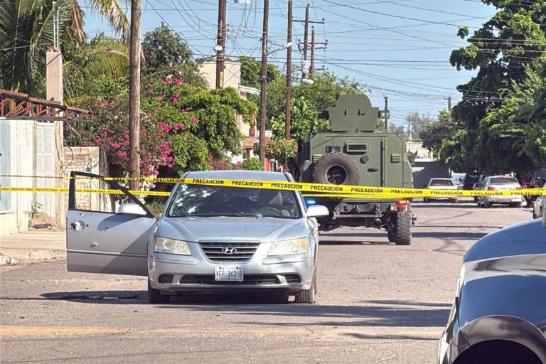 Atacan a tiros a dos hombres que viajaban en un vehículo en Navolato; luego los privan de libertad