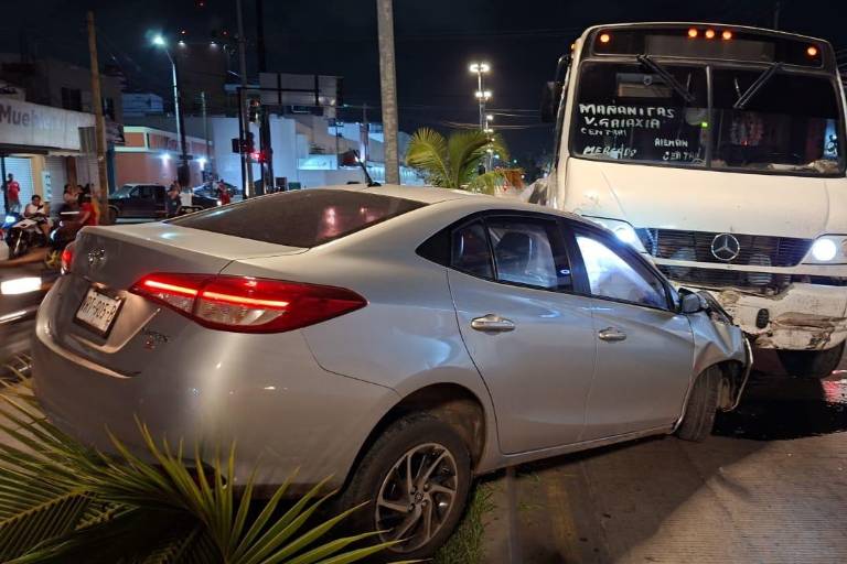 Se registra carambola entre camión urbano y dos autos en Mazatlán