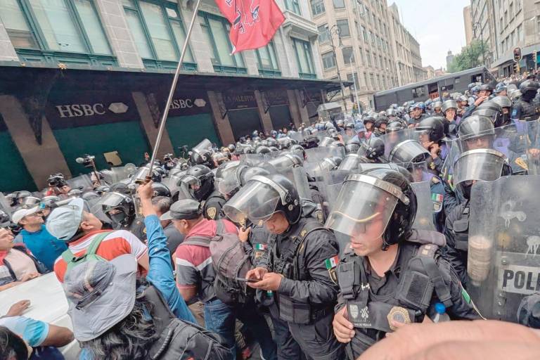 Choca CNTE con policías; les bloquean el Zócalo