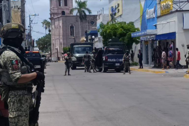 Vehículo del Ejército se descompone en Escuinapa y genera alarma al bloquearse calle