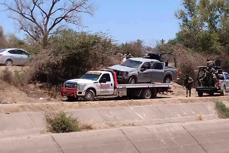En persecución entre marinos y civiles un vehículo militar vuelca y aseguran sedán, en Culiacán