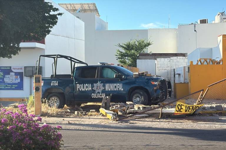 Patrulla de la Policía Municipal de Culiacán se estrella contra domicilio tras percance vial en el fraccionamiento Villas del Rio
