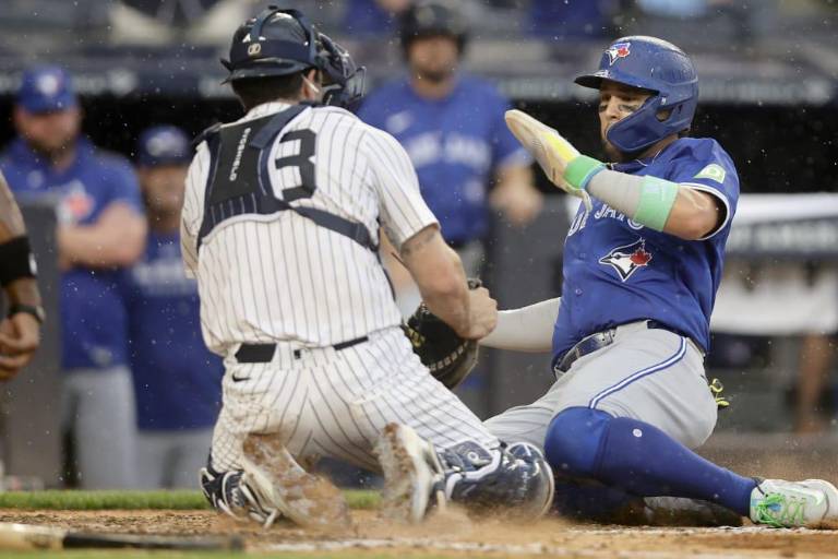 Tiro de Bellinger ayuda a Yanquis a frenar a Toronto y ganar terreno