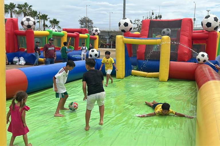 Familias y niños participaron en actividades deportivas durante el evento “Culiacán, la Fiesta del Futbol” en el Parque Acuático.