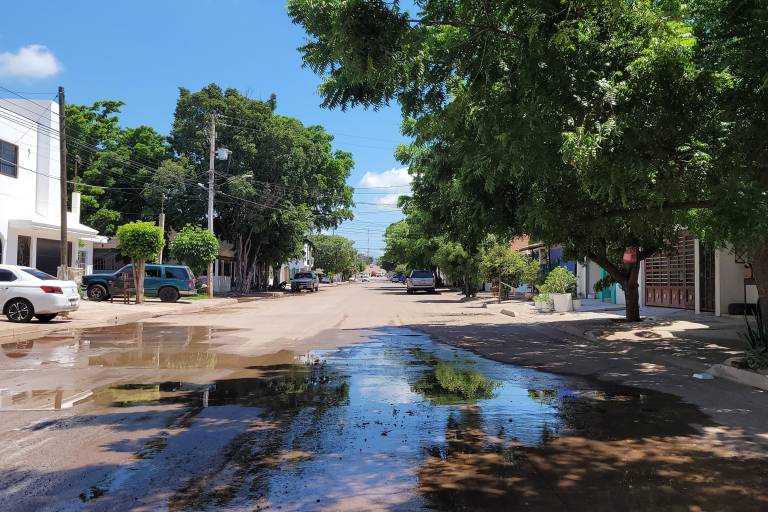 Hace cuatro días que agua limpia brota en la Agustina Ramírez, Culiacán, pese a sequía