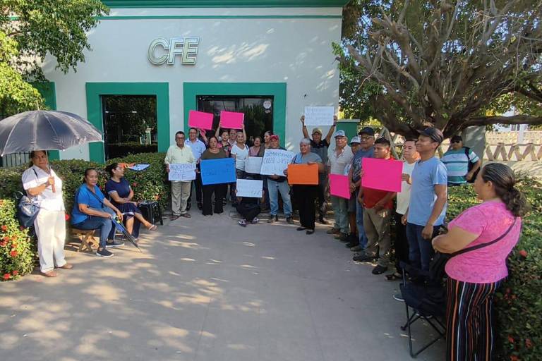 Protesta de usuarios de la CFE en las oficinas de El Rosario.