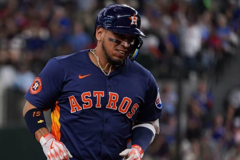 Jonrón clave de Paredes ayuda a Astros a dividir serie contra Rangers