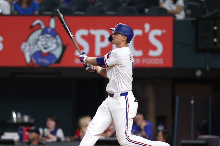 Corey Seager permanecerá en ñops Rangers, de acuerdo a los directivos.