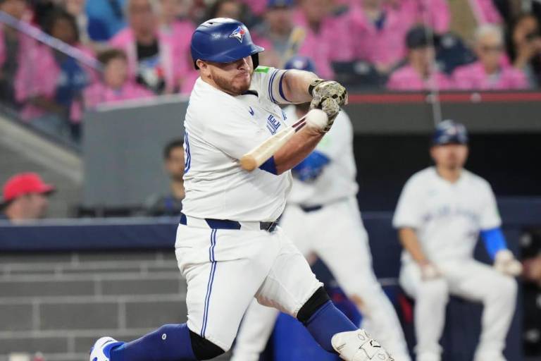 Alejandro Kirk produce en dramático triunfo de Azulejos