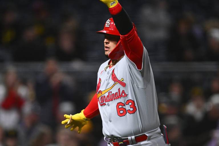 Yohel Pozo regresa con los Cardenales tras breve paso por la agencia libre