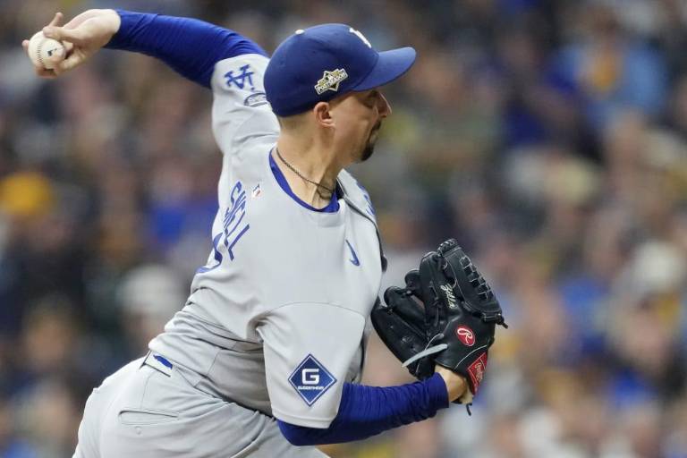 Snell contuvo a Cerveceros y Dodgers se llevaron un tenso Juego 1 en Milwaukee