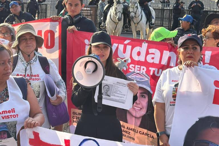 Brenda Valenzuela Gil se manifestó durante el partido entre México y Portugal para exigir avances en la investigación por la desaparición de su hijo, Carlos Emilio.