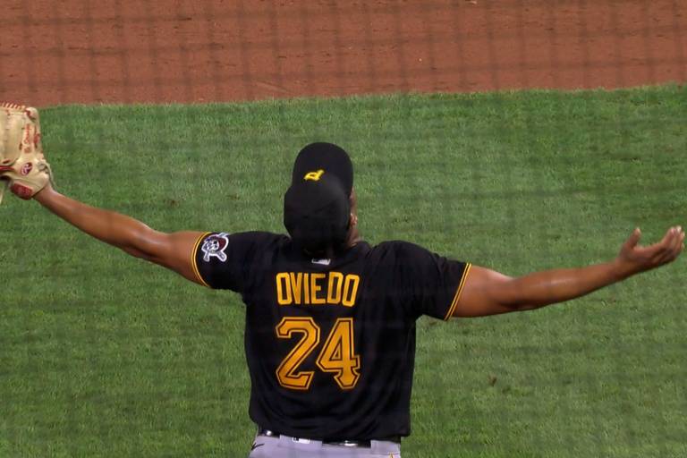Boston adquiere al LD Johan Oviedo desde Piratas en cambio de 5 jugadores