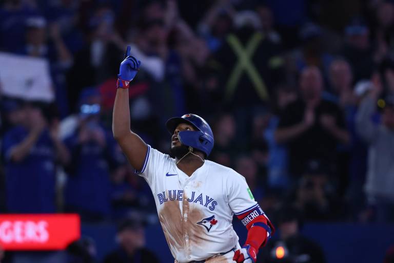 Azulejos someten a Bravos con jonrón de Vladdy y joya de Bassitt