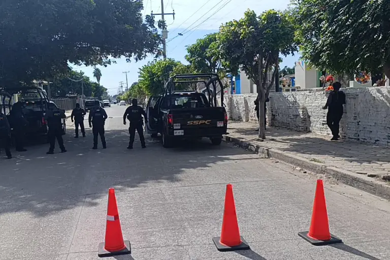 Fuerzas federales mantienen cerradas calles aledañas a vivienda donde encontraron explosivos.