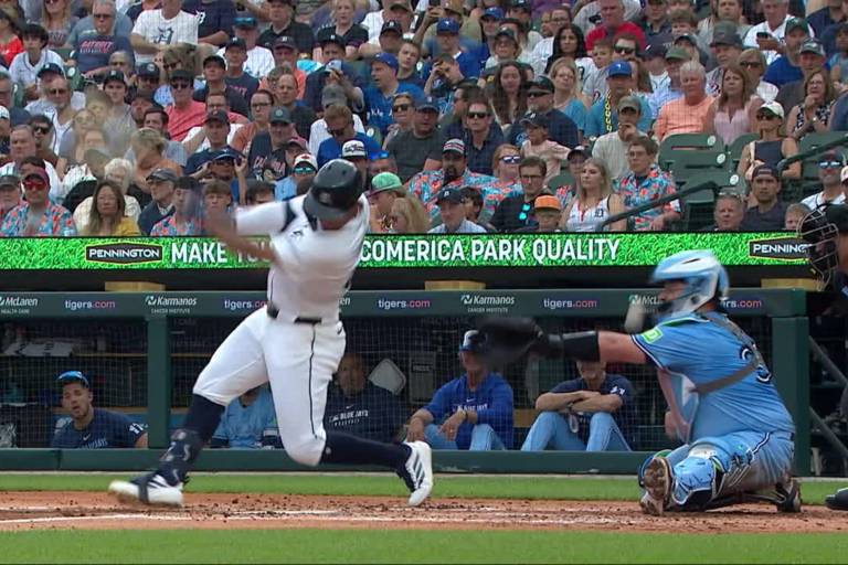 Alejandro Kirk a la lista de lesionados después de ser golpeado por un foul tip en la careta