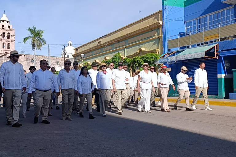 Marca desfile de Independencia de México una jornada de calor en Escuinapa