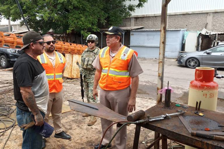 Sorprenden soldando en muelles pesqueros de Mazatlán y Capitanía los amonesta
