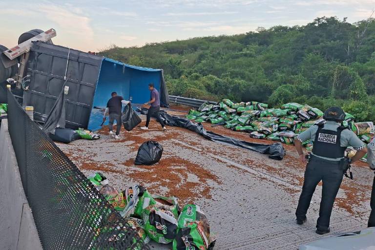 Tráiler vuelca y bloquea carril del Libramiento Mazatlán