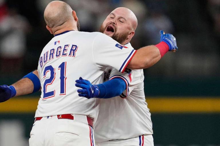 Rangers se recuperan de mala salida de Eovaldi y dejan tendidos a D-backs en extras