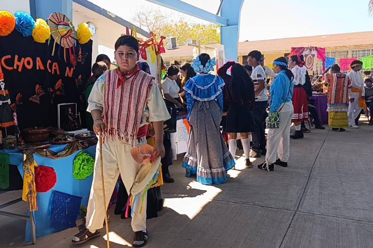 En Escuinapa, exponen alumnos de secundaria la diversidad cultural de México
