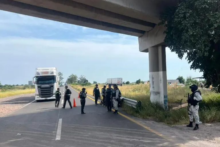 Encuentran cuerpo carbonizado en la autopista Mazatlán-Culiacán