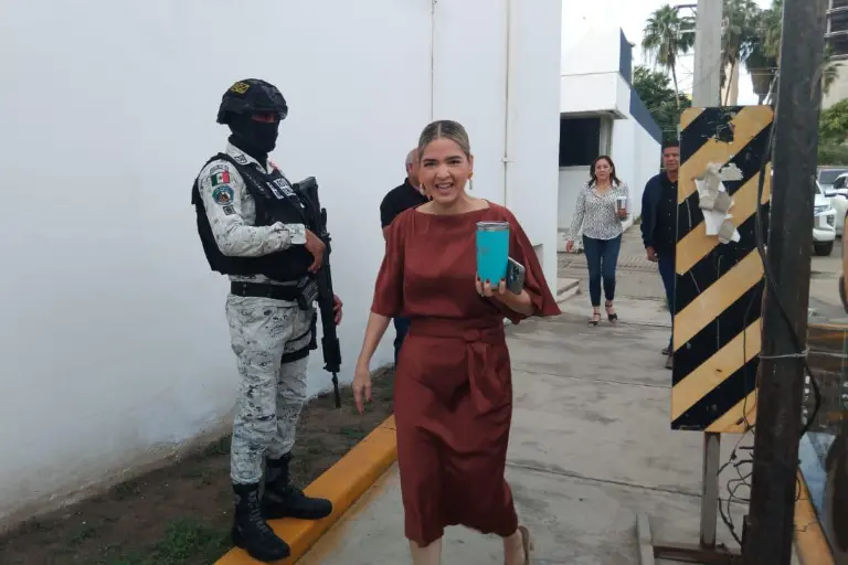 La Alcaldesa Estrella Palacios Domínguez llega a la reunión de la Mesa Regional de Seguridad en Mazatlán.