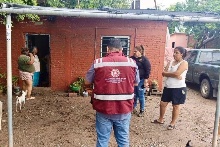 Por lluvias se desborda canal en Costa Rica y daña cinco viviendas