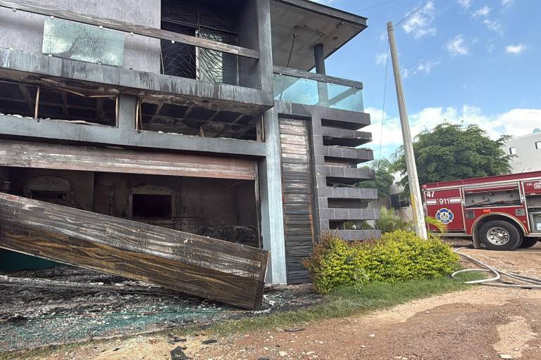 Atacan a balazos y queman dos viviendas en Culiacán; una mujer resulta intoxicada