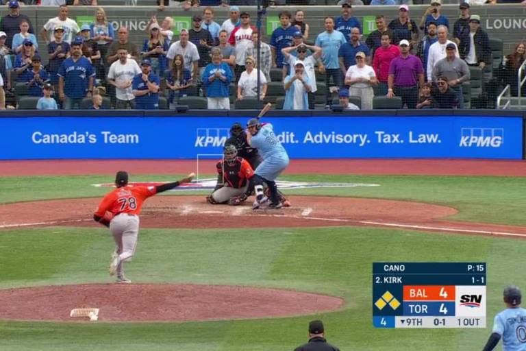 Kirk sale de la banca y deja tendidos a Orioles con un elevado de sacrificio